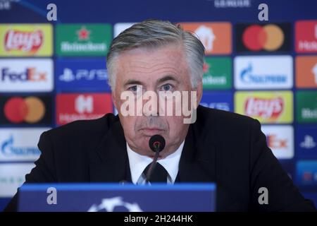 Non exclusif: KIEV, UKRAINE - 19 OCTOBRE 2021 - le gérant du Real Madrid CF Carlo Ancelotti est photographié lors d'une conférence de presse post-match après le Banque D'Images