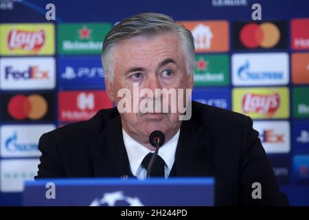 Non exclusif: KIEV, UKRAINE - 19 OCTOBRE 2021 - le gérant du Real Madrid CF Carlo Ancelotti est photographié lors d'une conférence de presse post-match après le Banque D'Images