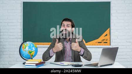 bon travail. professeur barbu à la leçon. homme brutal travaille en classe avec un tableau noir. préparez-vous à l'examen. maître de conférences à l'université. retour à l'école Banque D'Images