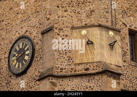 Royaume-Uni, Angleterre, Cambridgeshire, Cambridge, Trumpington Street,Horloge de l’église St Botolph et deux cadrans solaires Banque D'Images