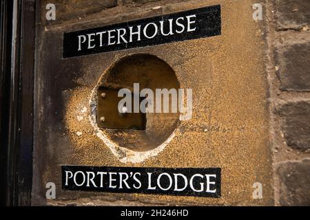 Royaume-Uni, Angleterre, Cambridgeshire, Cambridge, Trumpington Street,Peterhouse College, cloche de porter's Lodge Banque D'Images