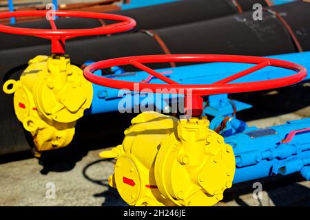 Il s'agit d'une vanne permettant d'alimenter en gaz naturel via un gazoduc pour le chauffage de près des logements.Le concept de gazéification de l'Europe.Arrière-plan. Banque D'Images