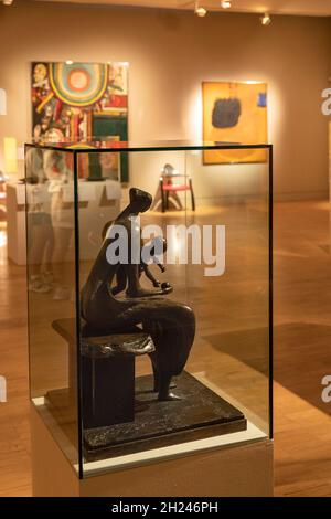 Royaume-Uni, Angleterre, Cambridgeshire, Cambridge, Trumpington Street,Fitzwilliam Museum, intérieur de galerie du XXe siècle, avec sculpture Henry Moore Banque D'Images