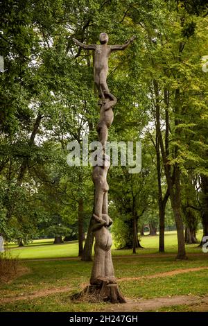 Royaume-Uni, Angleterre, Cambridgeshire, Cambridge, Cherry Hinton Hall Park, sculpture sur tronçonneuse à coupe droits Banque D'Images