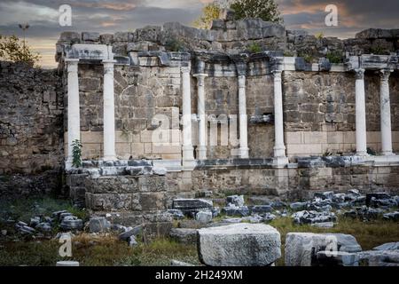 La fontaine monumentale, qui fait partie de l'ancienne ville de Side, Antalya, Turquie.Mise au point sélective.Personne.Ciel des nuages orageux. Banque D'Images