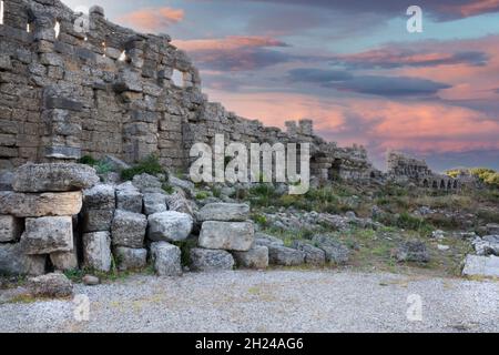 La fontaine monumentale, qui fait partie de l'ancienne ville de Side, Antalya, Turquie.Mise au point sélective.Personne.Ciel des nuages orageux. Banque D'Images