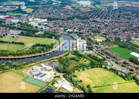 Image aérienne de West Bridgford et de la rivière Trent à Nottingham, dans le Nottinghamshire, Angleterre, Royaume-Uni Banque D'Images