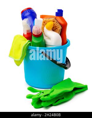 Détergents liquides et fournitures de nettoyage dans un seau en plastique sur fond blanc Banque D'Images
