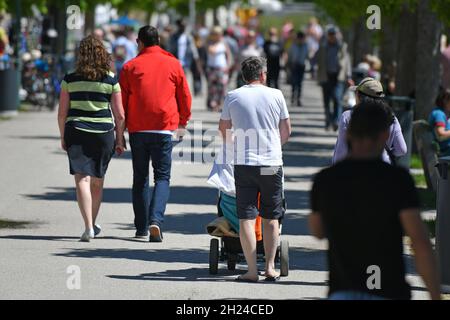 Viele Menschen auf der Esplanade à Gmunden am Muttertag BEI Sonnenschein, Österreich, Europa - beaucoup de personnes sur l'esplanade à Gmunden sur Mother's. Banque D'Images