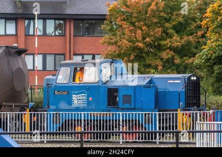 Ribble Rail Sentinel diesel shunting locos ; shunter les pétroliers dans l'usine de total Fina Elf pour le déchargement, le traitement et la distribution par route. Usine de total Fina Elf, installation de Preston (ex-Lanfina) pour la production de goudron inflammable à TOTALFINA BITUMEN LIMITED, Preston, Royaume-Uni Banque D'Images