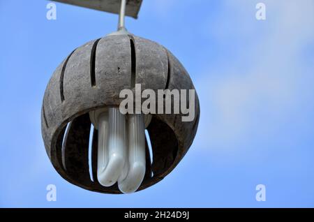 Décoration intérieure mobilier et éclairage plafonnier lampe de suspension avec coquille de coco sculptée sur le poteau dans le parc extérieur de l'hôtel de station de Koh Chang Banque D'Images