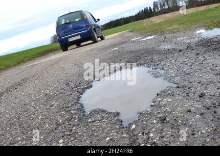 Fahrbahnschäden und Frostaufbrüche auf einer Straße in Österreich, Europa - dommages routiers et bris de glace dans une rue en Autriche, Europe Banque D'Images