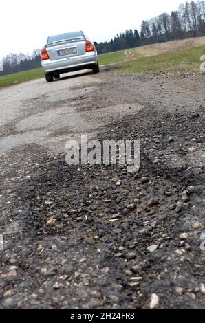 Fahrbahnschäden und Frostaufbrüche auf einer Straße in Österreich, Europa - dommages routiers et bris de glace dans une rue en Autriche, Europe Banque D'Images