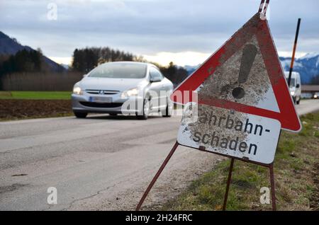 Fahrbahnschäden und Frostaufbrüche auf einer Straße in Österreich, Europa - dommages routiers et bris de glace dans une rue en Autriche, Europe Banque D'Images