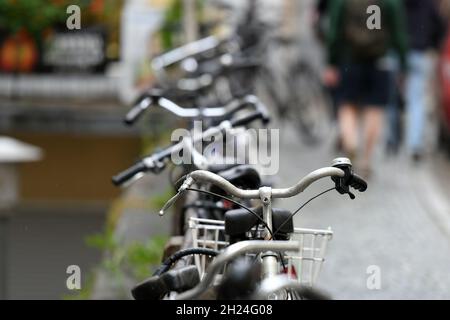 Fahrräder BEI Regen à Passau, Bayern - vélos sous la pluie à Passau, Bavière Banque D'Images