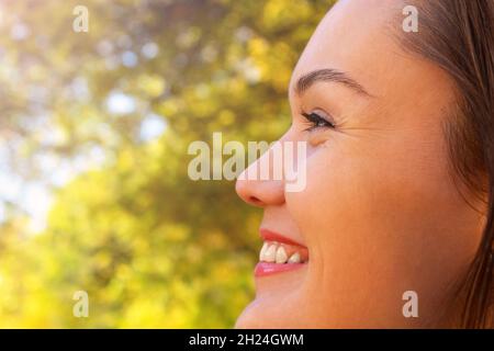 Femme portrait en gros plan.Nature.Automne.Profil. Banque D'Images