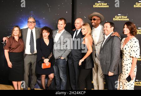 Los Angeles, Californie, États-Unis 19 octobre 2021 (L-R) Vice-président exécutif de la programmation d'HBO Amy Gravitt, acteur Jeff Garlin, actrice Susie Essman, responsable du contenu HBO & HBO Max Casey Bloys, acteur Larry David, producteur Jeff Schaffer, actrice Cheryl Hines et acteur J.B.Smoove assistez à la première saison 11 de la chaîne HBO « Dissisez votre enthousiasme » au Paramount Theatre le 19 octobre 2021 à Los Angeles, Californie, États-Unis.Photo de Barry King/Alay Live News Banque D'Images