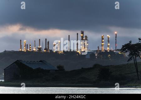WhiteGate, Cork, Irlande.20 octobre 2021.Les tours de distillation de la raffinerie de pétrole s'illuminent autour du port pendant l'heure bleue à Whitegate Co. Cork, en Irlande.- photo; David Creedon / Alamy Live News Banque D'Images