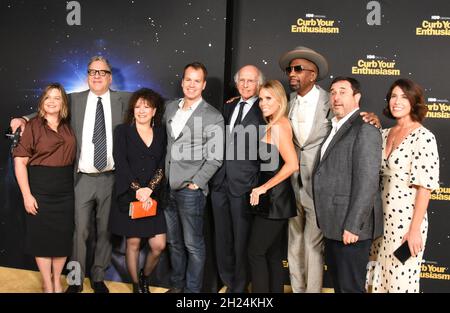 Los Angeles, Californie, États-Unis 19 octobre 2021 (L-R) Vice-président exécutif de la programmation d'HBO Amy Gravitt, acteur Jeff Garlin, actrice Susie Essman, responsable du contenu HBO & HBO Max Casey Bloys, acteur Larry David, producteur Jeff Schaffer, actrice Cheryl Hines et acteur J.B.Smoove assistez à la première saison 11 de la chaîne HBO « Dissisez votre enthousiasme » au Paramount Theatre le 19 octobre 2021 à Los Angeles, Californie, États-Unis.Photo de Barry King/Alay Live News Banque D'Images