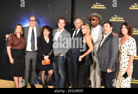 Los Angeles, Californie, États-Unis 19 octobre 2021 (L-R) Vice-président exécutif de la programmation d'HBO Amy Gravitt, acteur Jeff Garlin, actrice Susie Essman, responsable du contenu HBO & HBO Max Casey Bloys, acteur Larry David, producteur Jeff Schaffer, actrice Cheryl Hines et acteur J.B.Smoove assistez à la première saison 11 de la chaîne HBO « Dissisez votre enthousiasme » au Paramount Theatre le 19 octobre 2021 à Los Angeles, Californie, États-Unis.Photo de Barry King/Alay Live News Banque D'Images