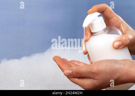 Gros plan de savon à mains et de bulles.Concept d'hygiène et de soins personnels. Banque D'Images