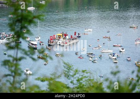 Fronleichnamsprozession auf dem Traunsee in Traunkirchen im Salzkammergut (Bezirk Gmunden, Oberösterreich, Österreich) - seit dem Jahr 1632 wird die F Banque D'Images