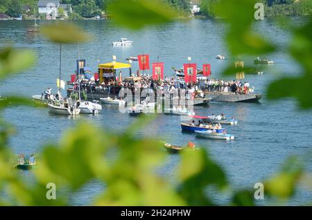 Fronleichnamsprozession auf dem Traunsee in Traunkirchen im Salzkammergut (Bezirk Gmunden, Oberösterreich, Österreich) - seit dem Jahr 1632 wird die F Banque D'Images