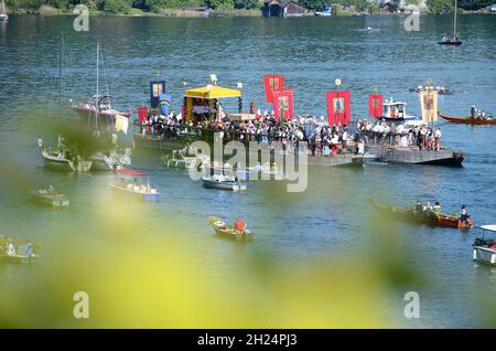 Fronleichnamsprozession auf dem Traunsee in Traunkirchen im Salzkammergut (Bezirk Gmunden, Oberösterreich, Österreich) - seit dem Jahr 1632 wird die F Banque D'Images