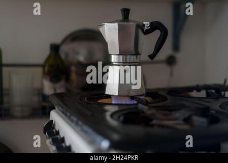 Machine à café Moka sur cuisinière à gaz dans la cuisine ancienne soviétique Banque D'Images