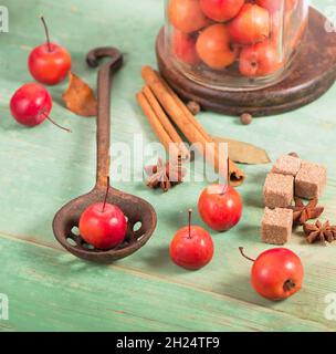 pommes paradise, sur la table en bois dans le style rustique, mug en fer Banque D'Images