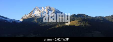 Mont Fluebrig tôt le matin.Vue depuis Innerthal, canton de Schwyz. Banque D'Images