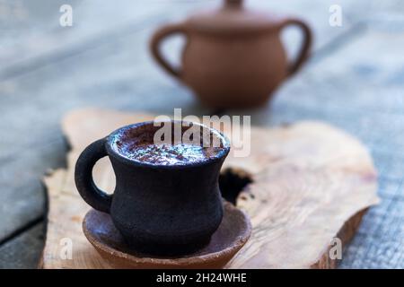 Café turc de style ancien sur une table rustique en bois. Banque D'Images