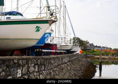 16 octobre 2021.Bateaux dans la cour de stockage d'hiver à côté de la cale dans le port de Groomsport dans le comté en bas de l'Irlande du Nord. Banque D'Images