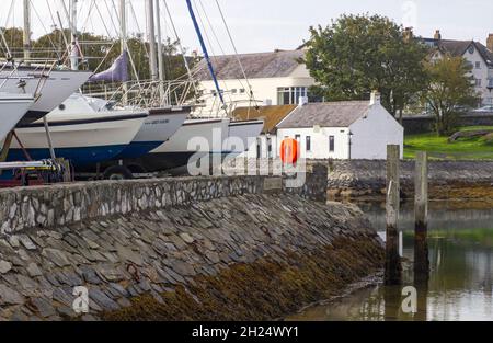 16 octobre 2021.Bateaux dans la cour de stockage d'hiver à côté de la cale dans le port de Groomsport dans le comté en bas de l'Irlande du Nord.Les cottages irlandais anient Banque D'Images