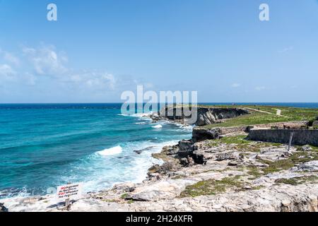 Punta sur - point le plus au sud d'Isla Mujeres, Mexique. Plage avec rochers sur la mer des Caraïbes Banque D'Images