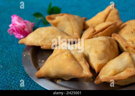 Samosa, samsa ou smosa faits maison.Une cuisine traditionnelle indienne épicée végétarienne.Plat Iftaari, mise au point sélective. Banque D'Images