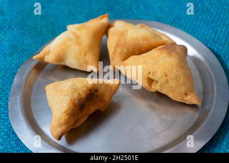 Samosa, samsa ou smosa faits maison.Une cuisine traditionnelle indienne épicée végétarienne.Plat Iftaari, mise au point sélective. Banque D'Images