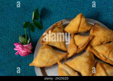 Samosa, samsa ou smosa faits maison.Une cuisine traditionnelle indienne épicée végétarienne.Plat Iftaari, mise au point sélective. Banque D'Images