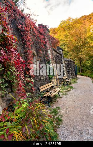 Bancs beau jardin suspendu coloré du Palais à Lillafured Hongrie automne saison automne dans le Parc National de Bukk . Banque D'Images