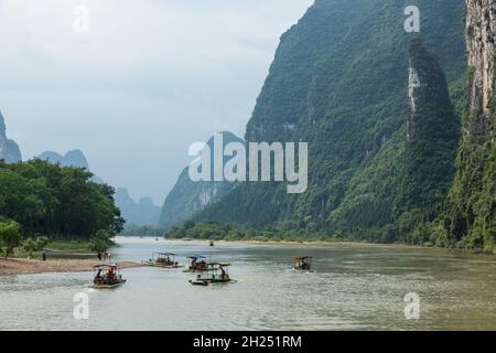 Petits bateaux de croisière touristiques sur le fleuve Li en Chine. Banque D'Images