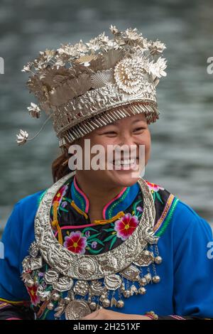 Une jeune femme pose dans la tenue traditionnelle de cérémonie de la minorité ethnique Miao à Fenghuang, en Chine. Banque D'Images
