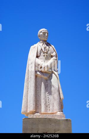 Statue de l'évêque Francisco Gomes do Avelar dans la Praca Largo de se dans le centre-ville, Faro, Algarve, Portugal, Europe. Banque D'Images