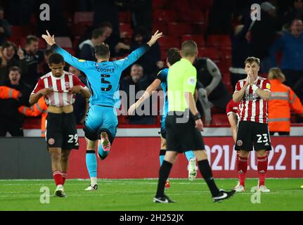 Sheffield, Angleterre, le 19 octobre 2021.Jake Cooper de Millwall célèbre le but gagnant lors du match du championnat Sky Bet à Bramall Lane, Sheffield.Le crédit photo devrait se lire: Simon Bellis / Sportimage Banque D'Images