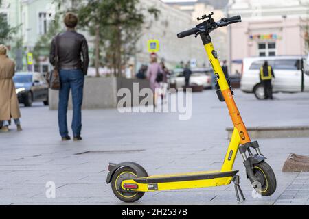 MOSCOU, RUSSIE - 29 septembre 2021 : Moscou, Russie.Septembre 29.2021.scooter électrique stationné dans la rue Banque D'Images