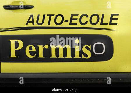 École de conduite, permis sur une voiture appelée auto-ecole, permis en français Banque D'Images