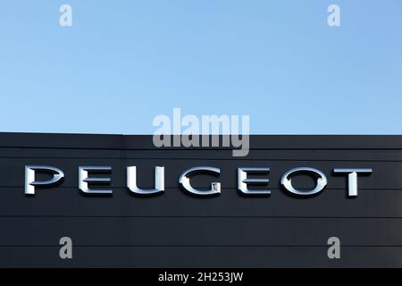 Belleville, France - 20 septembre 2015 : panneau Peugeot sur un mur.Peugeot est une marque automobile française, appartenant au groupe automobile peugeot Citroën Banque D'Images