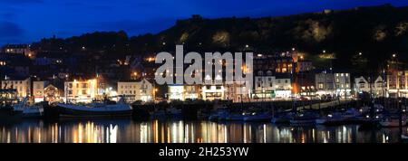 Vue en soirée sur le port de Scarborough, Yorkshire, Angleterre, Royaume-Uni Banque D'Images