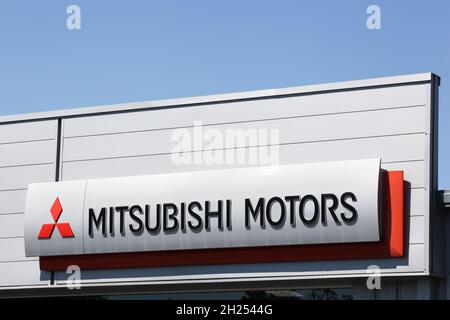 Roanne, France - 31 mai 2020 : logo Mitsubishi Motors sur un mur.Mitsubishi Motors Corporation est un fabricant automobile multinational Banque D'Images