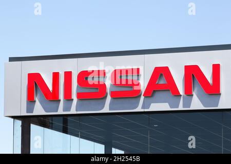 Roanne, France - 31 mai 2020 : panneau Nissan sur une façade.Nissan Motor Company Ltd, habituellement raccourci à Nissan est une automobile multinationale japonaise Banque D'Images