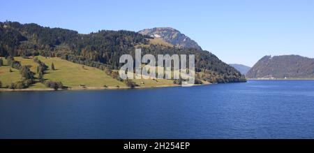 Paysage rural et lac à Innerthal, canton de Schwyz. Banque D'Images